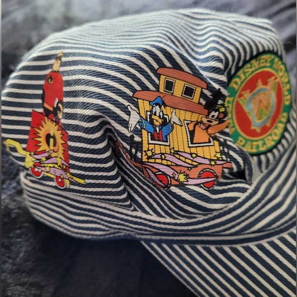 Disney Cap with many characters - Picture 2 of 10